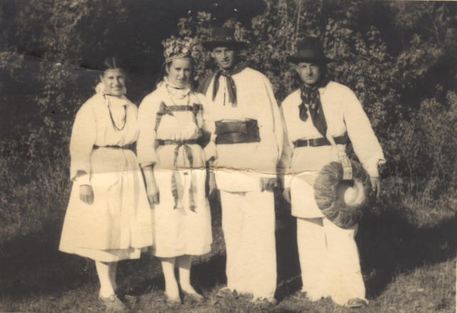 Ženin Albert Benec, nevesta Katica Kajin, starešina Jurij Majerle in posnašnica Marica Wagner-Hudelja