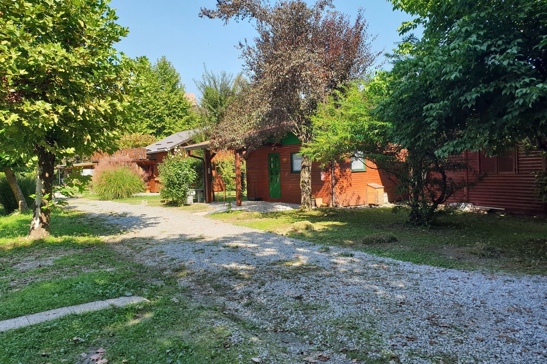 Kamp Katra - nastanitve